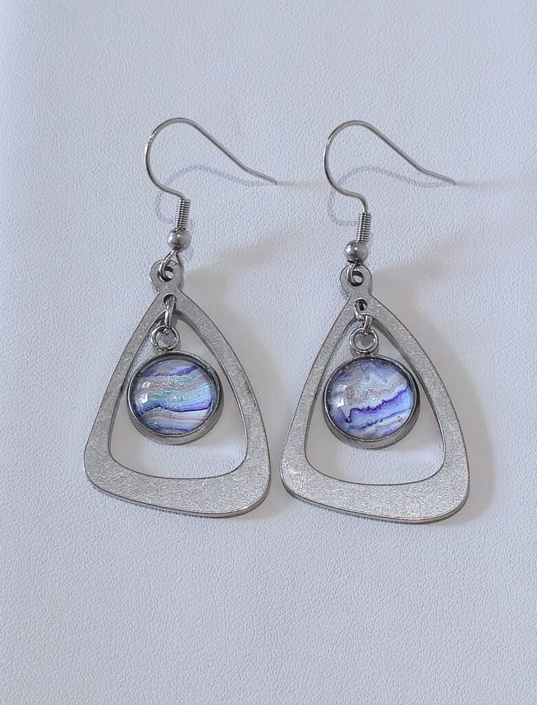 orecchini artigianali fluid art con pendente triangolo in acciaio inossidabile cabochon rotondo 12mm vernice acrilica multicolor viola, celeste, rosa. autore AmarAnto Arte