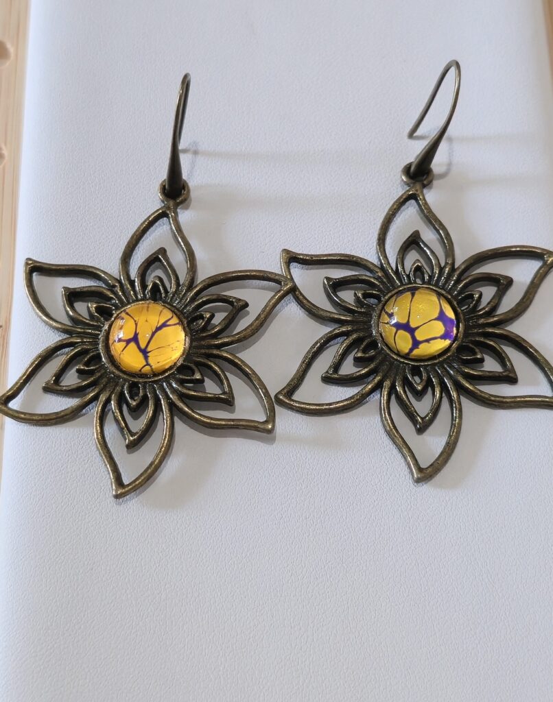 orecchini in lega di metallo color bronzo a forma di fiore con cabochon 12mm giallo e viola. autore AmarAnto Arte
