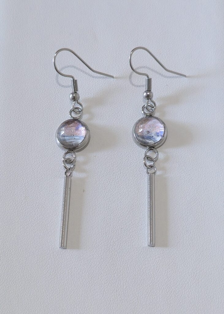 orecchini artigianali fluid art in acciaio inossidabile pendenti cabochon vetro rotondo 8mm gancio monachina, vernice acrilica celeste argento rosa bianco. autore AmarAnto Arte