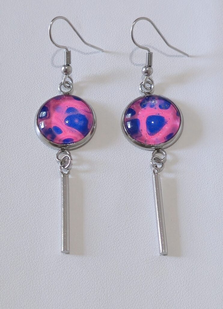 orecchini artigianali fluid art in acciaio inossidabile con pendente cabochon vetro rotondo 18mm gancio monachina, vernice acrilica fluo magenta e blu reale