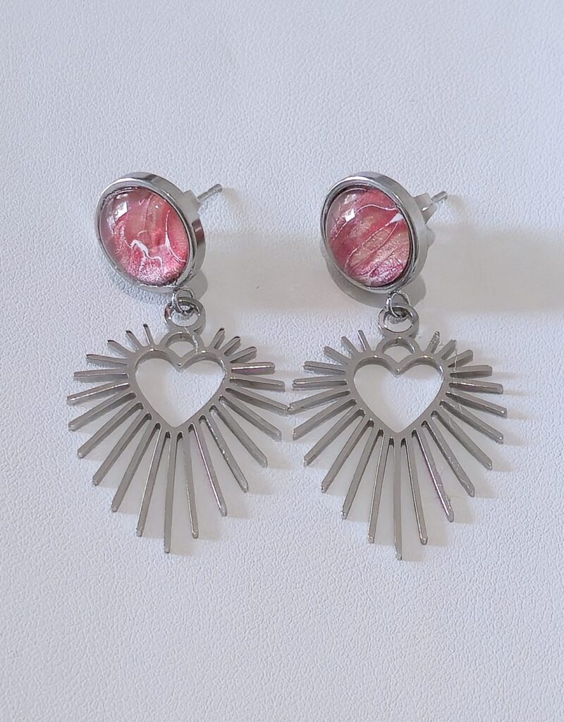 Orecchini artigianali fluid art in acciaio inossidabile forma cuore cabochon in vetro 8mm vernice acrilica rosa perlato. autore AmarAnto Arte