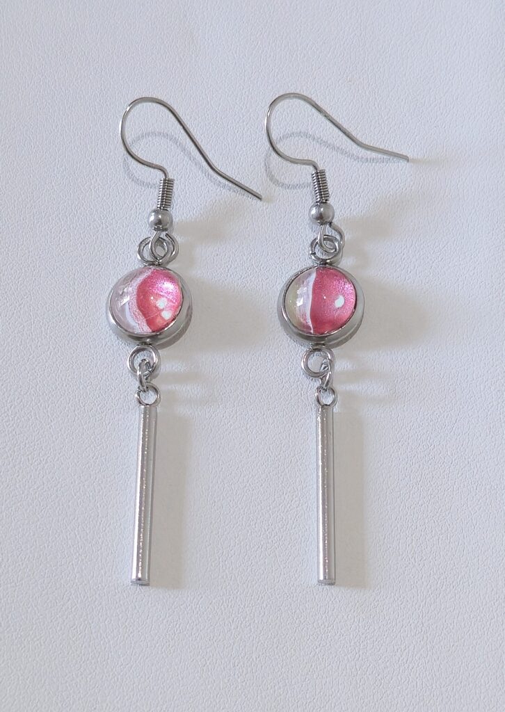 Orecchini artigianali fluid art in acciaio inossidabile gancio monachina cabochon in vetro 12mm vernice acrilica rosso e rosa perlati. autore AmarAnto Arte