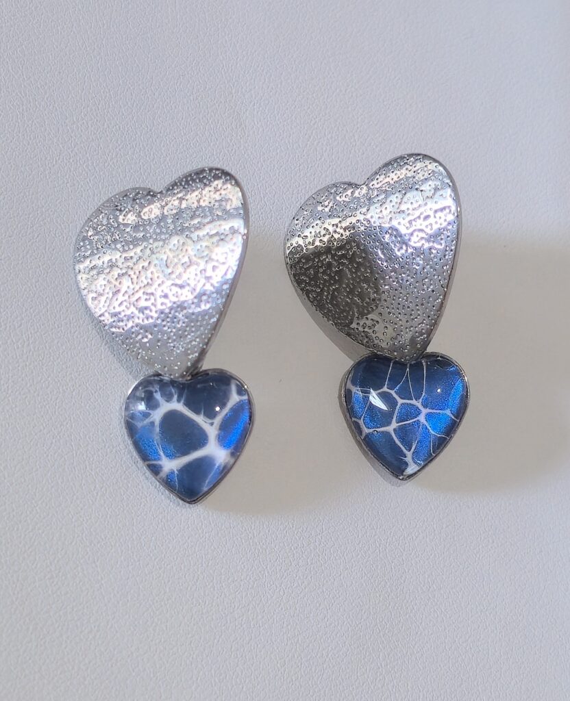 orecchini artigianali fluid art con cuore chiusura farfallina pendente a forma di cuore in vetro con vernice acrilica blu iridescente e bianco. autore AmarAnto Arte