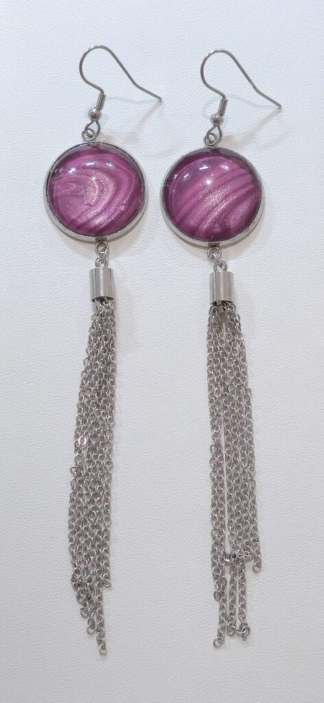 orecchini artigianali fluid art in acciaio inossidabile con pendente rotondo in vetro 18mm, vernice acrilica rosa perlato con nappa in acciaio. autore Amar Anto Arte