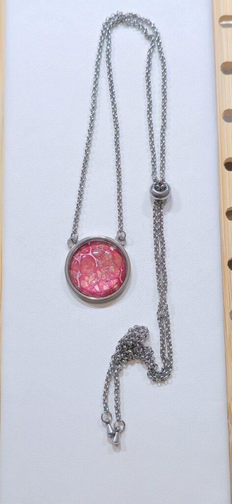 collana artigianale flui art sali scendi in acciaio inossidabile con pendente rotondo cabochon 20mm colore rosso perlato rame e bianco. autore AmarAnto Arte