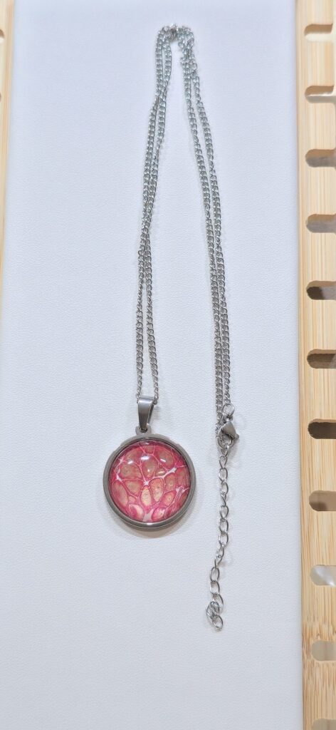 collana artigianale fluid art in acciaio inossidabile 50cm con pendente rotondo 20mm, vernice acrilica rosso, rame e bianco. autore AmarAnto Arte