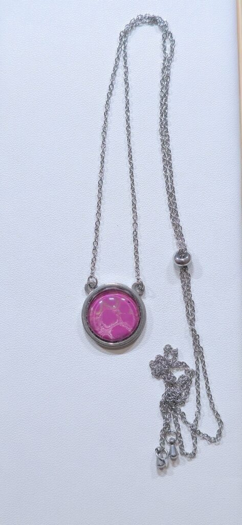 collana artigianale flui art sali scendi in acciaio inossidabile con pendente rotondo cabochon 16mm colore magenta pink. autore AmarAnto Arte