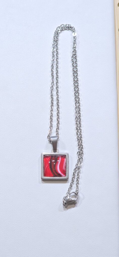 collana artigianale fluid art con catena 45 cm in acciaio inossidabile pendente quadrato in acciaio inossidabile 12mm cabochon in vetro con vernice acrilica rosso, nero e bianco.Autore AmarAnto Arte