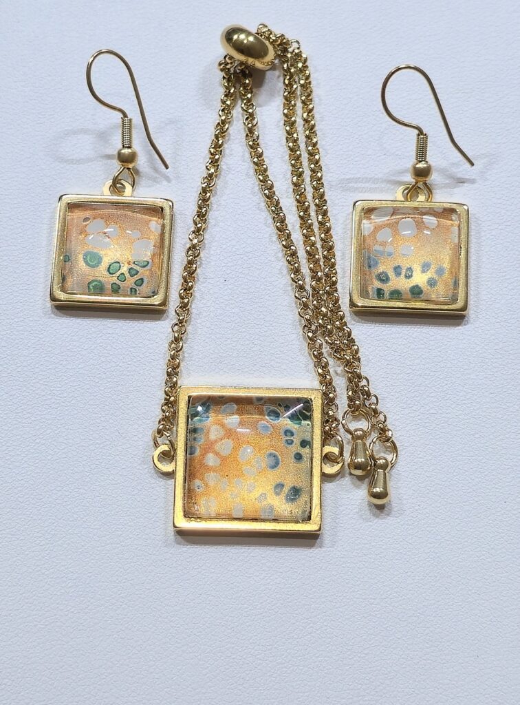 set coordinato fluid art bracciale con cabochon quadrato 15mm e orecchini quadrati 12mm in acciaio inossidabile color oro, vernice acrilica verde oro rame. autore AmarAnto Arte