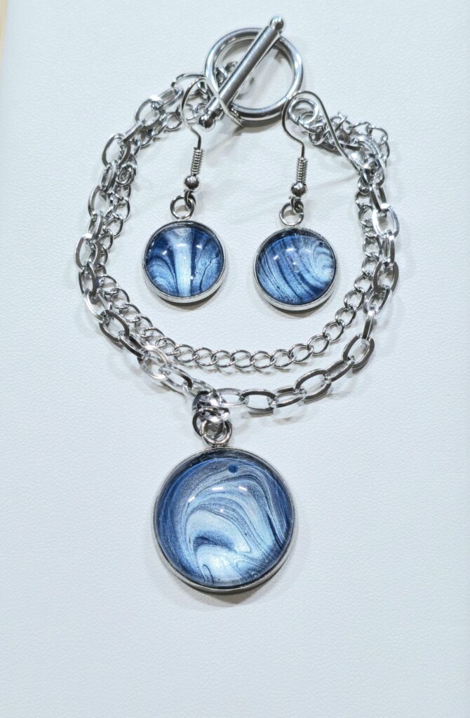 set bracciale con cabochon rotondo 20mm, orecchini rotondi 12mm, in acciaio inossidabile vernice acrilica blu e argento perlati.autore AmarAnto Arte