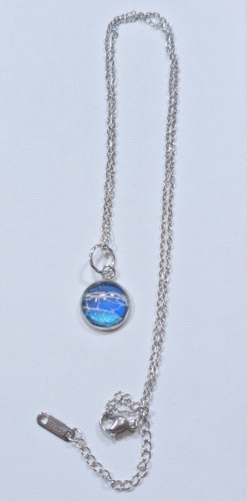 collana artigianale fluid art in acciaio inossidabile catena 45 cm con pendente rotondo cabochon vetro di 12mm vernice acrilica color blu bianco e turchese iridescenti