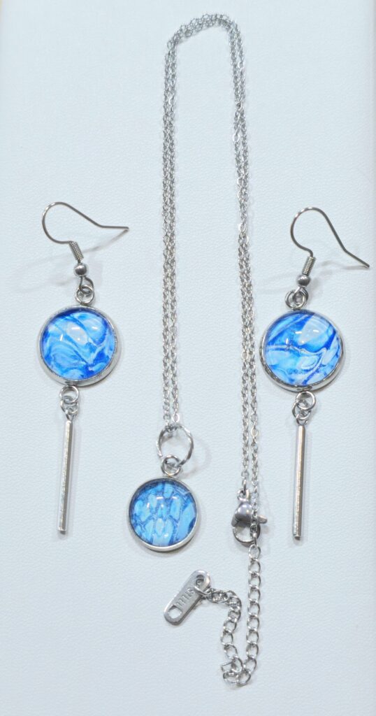 set coordinato fluid art collana 45 cm cabochon vetro 12mm e orecchini con pendente rotondi 14mm in acciaio inossidabile cabochon in vetro colori celeste, blu, argento. autore AmarAnto Arte