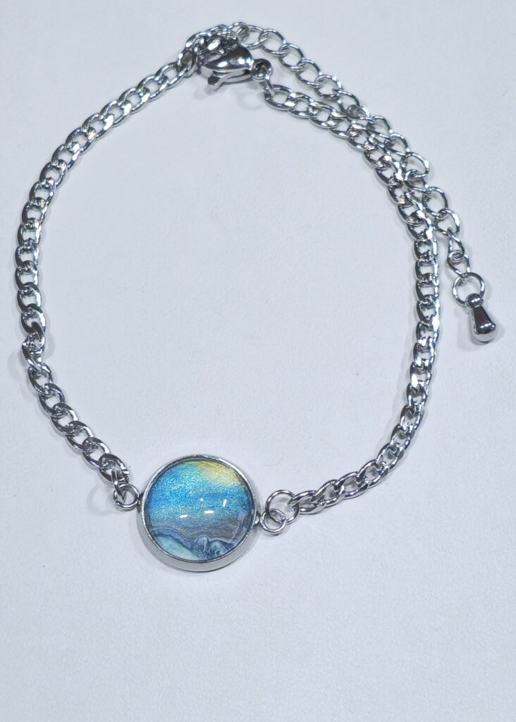 bracciale fluid art in acciaio inossidabile con cabochon vetro 12mm vernice acrilica colori turchese oro azzurro. autore AmarAnto Arte