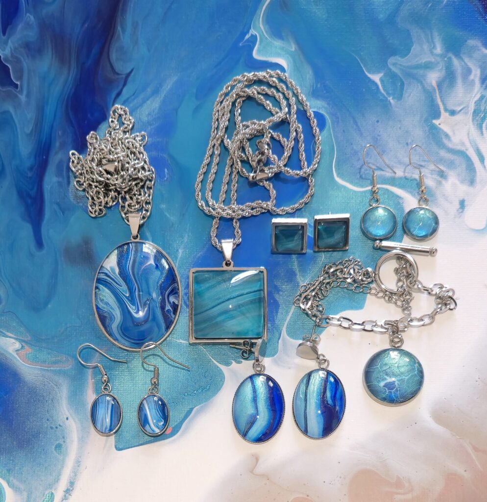 Collezione Acqua bijoux arte da indossare nei colori blu celeste azzurro turchese
