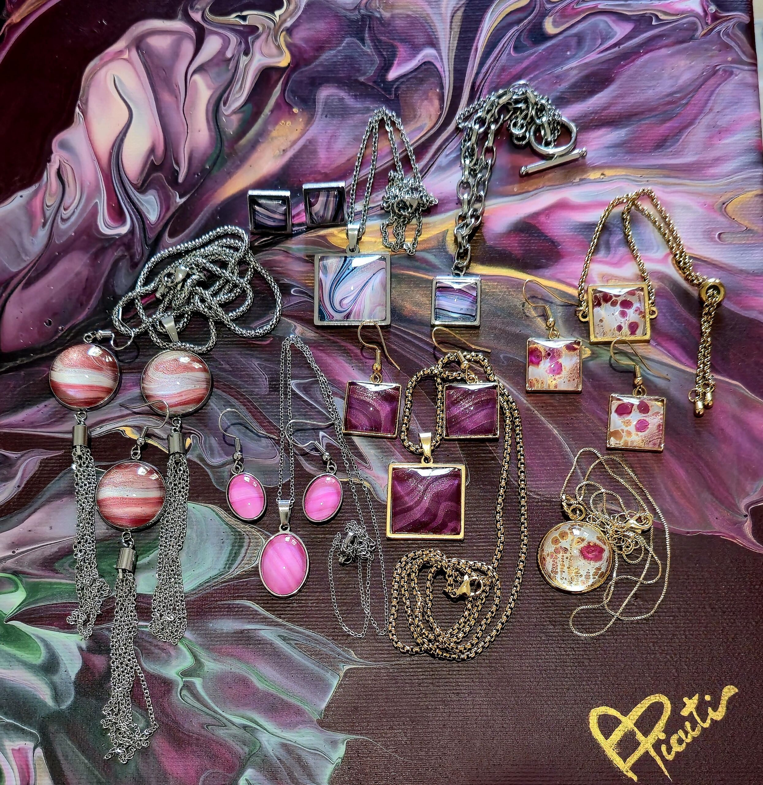 Collezione Aurora bijoux arte da indossare nei colori Rosa Magenta Amaranto Viola e multicolor. autore AmarAnto Arte