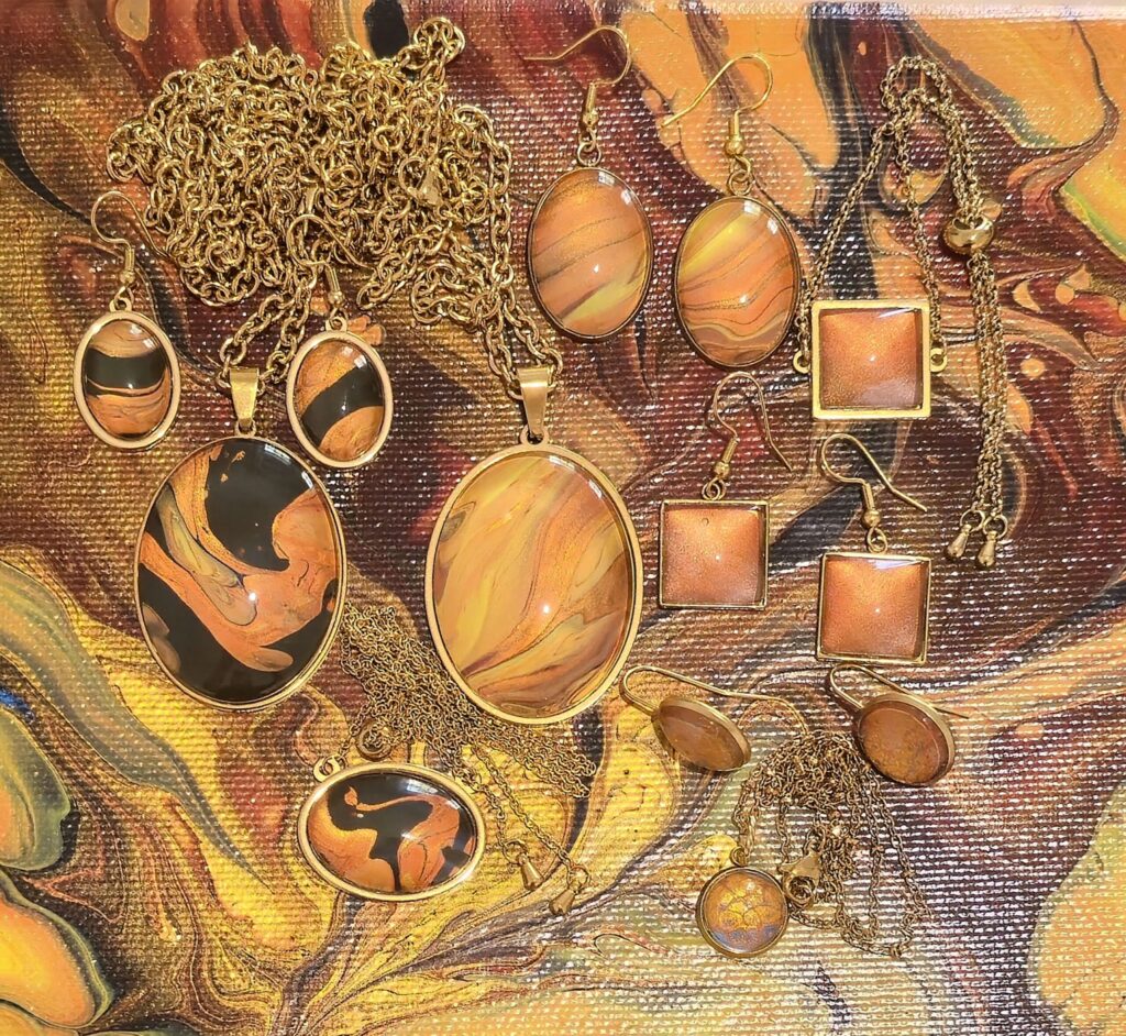Collezione Terra bijoux arte da indossare nei colori Marrone bronzo rame giallo oro. Autore AmarAnto Arte