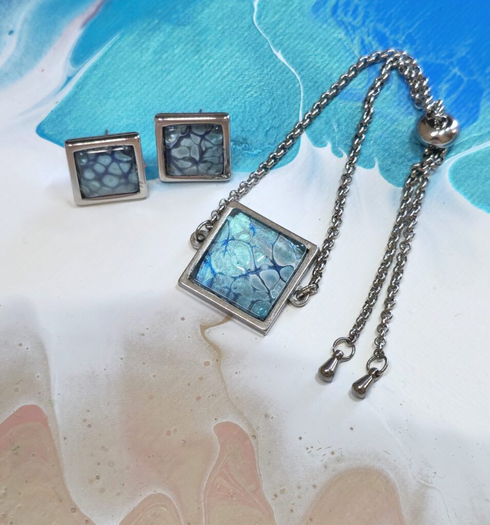 set coordinato fluid art collezione acqua bracciale e orecchini quadrati in acciaio inossidabile. autore AmarAnto Arte